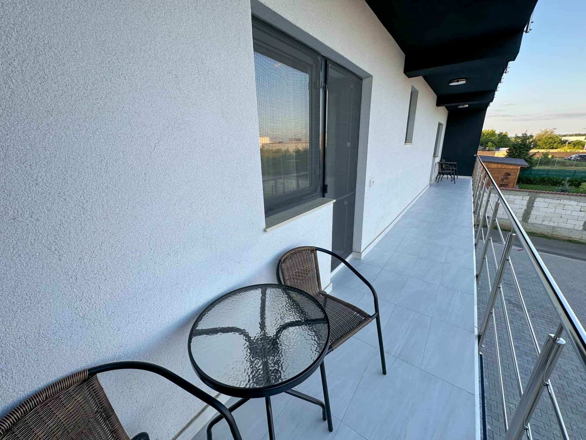 Zim Family Airport Apartamento Otopeni Exterior foto